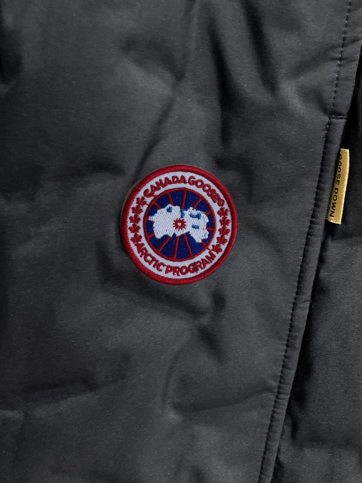 P490 Big Goose🇨🇦 🔥50ss thickened warm down pants, a new autumn and winter product, are here. 🌹Winter essential outdoor windproof, lockable and warm. Made of professional-grade outdoor windproof, waterproof and breathable fabric. Lining is filled with %90 white duck down. Lightweight design. Lightweight and warm. Seamless gluing process on the inside. Made of light and gall-free anti-drilling fabric to effectively prevent velvet running. Original hardware accessories Classic logo matching, simple and versatile, the upper body is stylish and not bloated, the same style for men and women! Size: M-3XL.